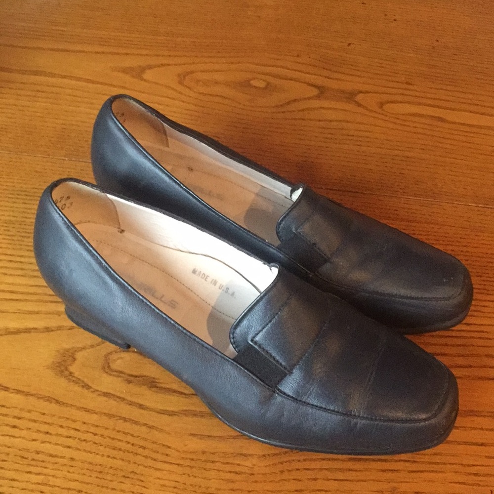 Foot thrills navy blue pumps